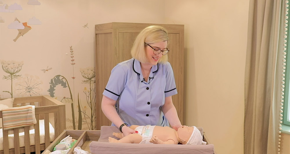 Changing a nappy - Step 4