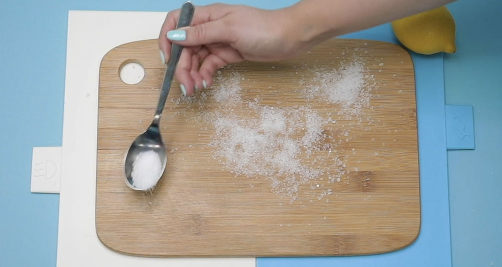 Life Hack: How To Make a Homemade Chopping Board Cleaner