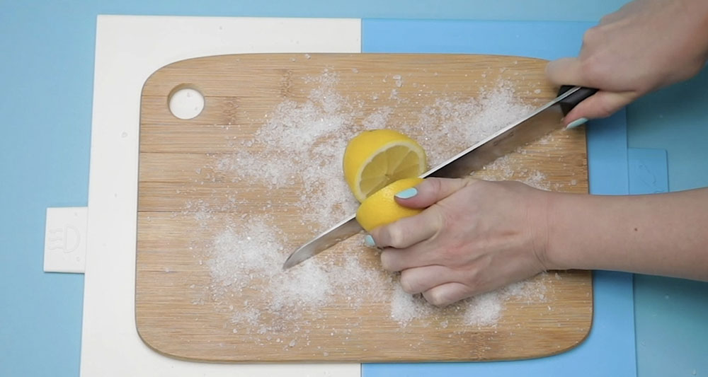 Life Hack: How To Make a Homemade Chopping Board Cleaner